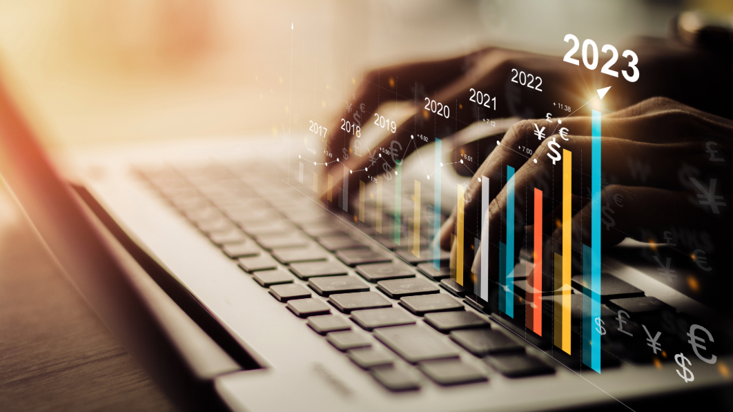 Grafik: Balkendiagramme in bunten Farben, die aus einem Notebook aufsteigen 